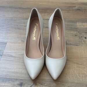 L'INTERVALLE Cream Pointed Toe Heels model TEVA